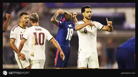 Merino gol sevinciyle İspanya forması içinde