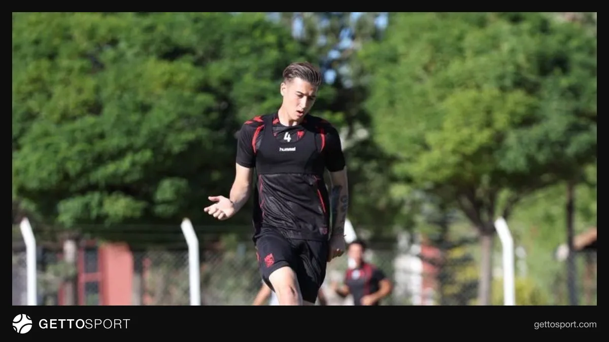Mert Çelik Sivasspor formanı geyinmiş halda meydanda