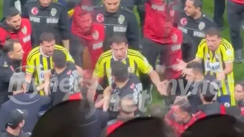 Mert Hakan Yandaş maç sonrası sahada polislerle tartışırken