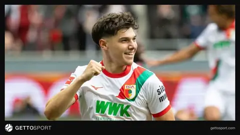 Mert Kömür top sürerken Augsburg formasıyla
