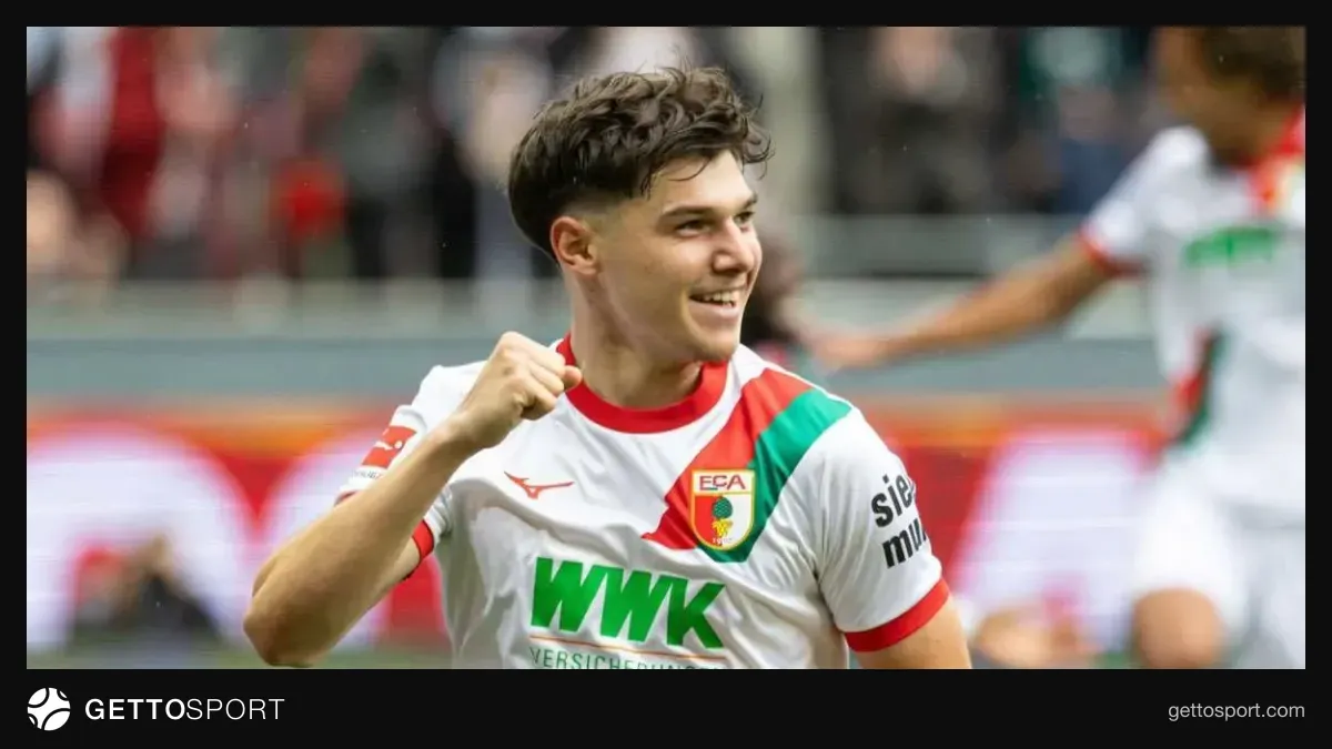 Mert Kömür top sürerken Augsburg formasıyla