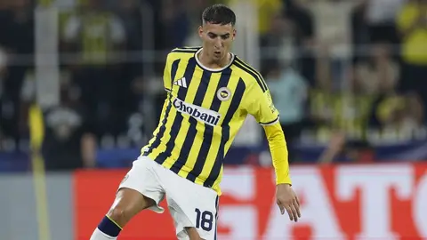 Mert Müldür Fenerbahçe formasıyla kenardan oyuna girerken