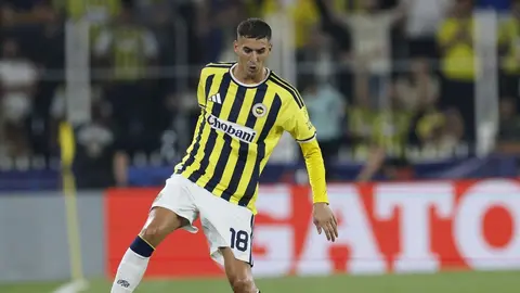 Mert Müldür takım antrenmanında top kontrolü yaparken