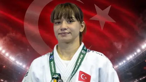 Merve Azak madalya töreninde gümüş madalya ile, Sıla Ersin bronz madalyasıyla