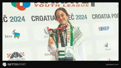 Meryem Bişarat madalya ve Filistin bayrağıyla kürsüde
