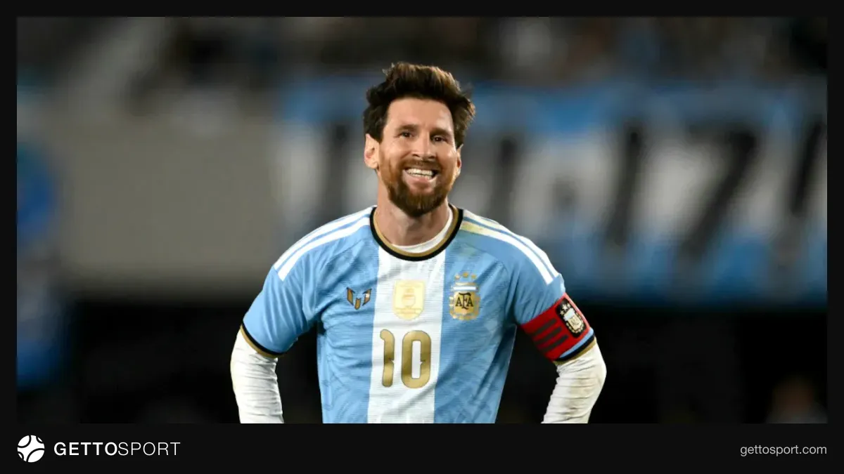 Lionel Messi Argentina formasında tribunaya salam verir və topu ayağında saxlayır