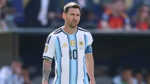 Lionel Messi Argentina millinin formasında mikrofon qarşısında videoda danışarkən