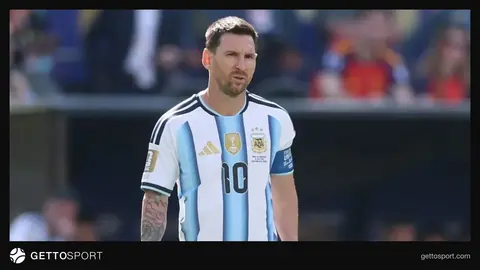 Lionel Messi Argentina millinin formasında mikrofon qarşısında videoda danışarkən