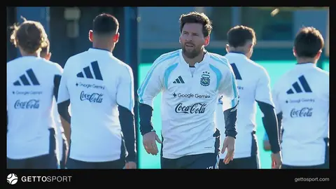 Lionel Messi Argentina millisinin formasında meydanda emosional vidalaşma