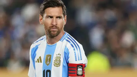 Messi ChatGPT reklamında şahmat lövhəsinə baxır