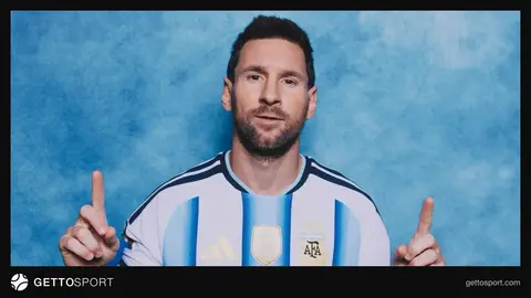 Lionel Messi podkasta müsahibə verir, danışıq zamanı jestlər göstərir