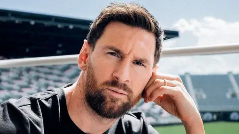 Lionel Messi mətbuat konfransında nitq söyləyir