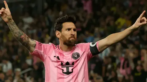 Lionel Messi MLS forması ilə meydanda, topun yanına yaxın