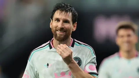 Lionel Messi Inter Mayami formasında topa toxunur