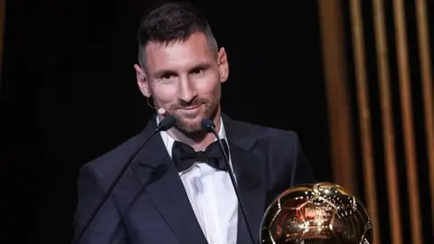 Lionel Messi podyum və ya mükafat mərasimi üçün hazırlıq zamanı