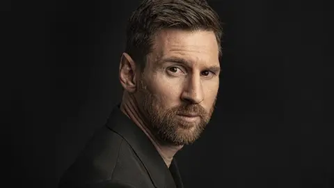 Lionel Messi Messi Kuboku açılış mərasimində gənc futbolçularla