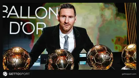 Lionel Messi Inter Mayami forması ilə futbol meydançasında, əllərində Qızıl Topun silueti