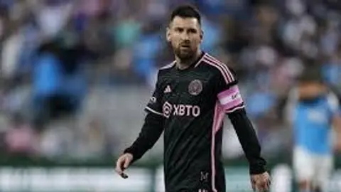 Lionel Messi İnter Mayami forması ilə meydanda, portret