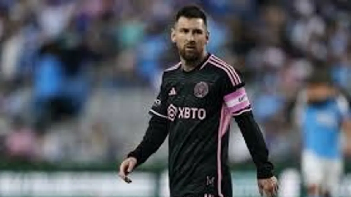 Lionel Messi İnter Mayami forması ilə meydanda, portret