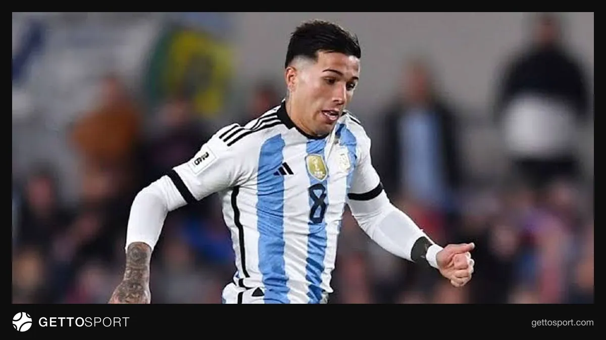 Enzo Fernandes mesaj verərkən və Messi oyunundan görüntü kolajı