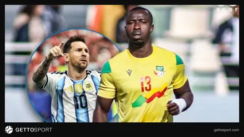 Lionel Messi topa yaxın hərəkət edir, Benin futbolçuları ona baxır