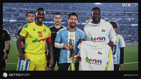 Sessi D’Almeyda Lionel Messiyə hədiyyələr təqdim edir
