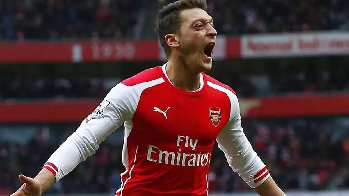 Mesut Özil stadionda veteran oyunundan sonra danışır