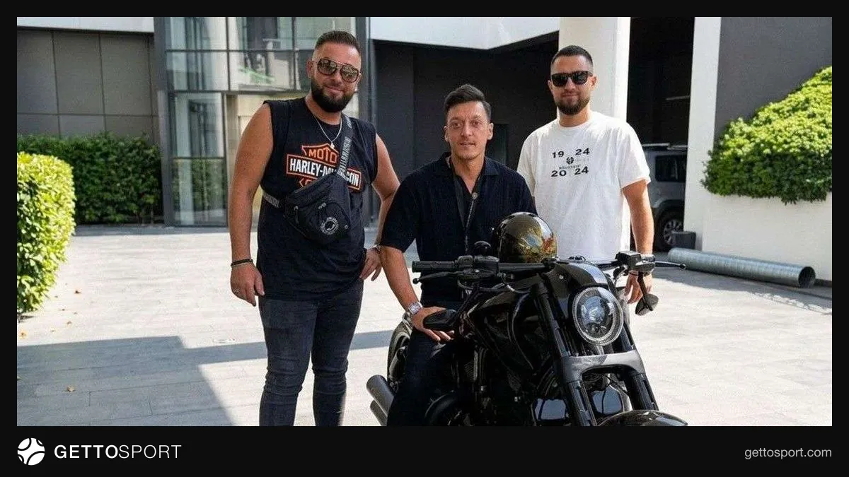 Mesut Özil'in 2015 model özel tasarım motosikleti