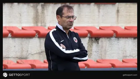 Metin Diyadin stadion kənarında düşünür