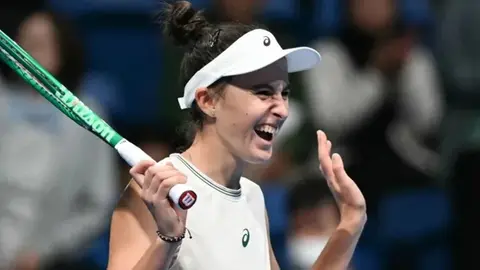 Mia Poqankova xalçada servisdən sonra sevinir, Naomı Osaka məğlubiyyətdən sonra
