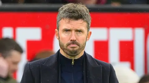 Michael Carrick maç sonrası basın toplantısında üzgün ifadeyle konuşuyor