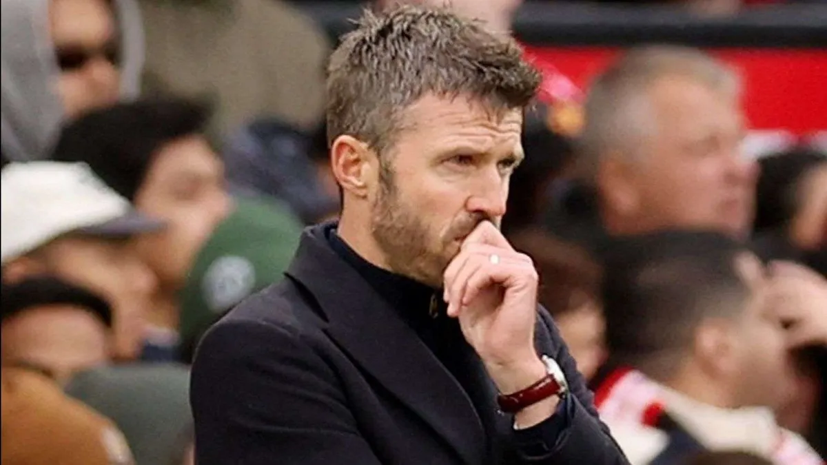 Michael Carrick saha kenarında Manchester United formasıyla düşünceli