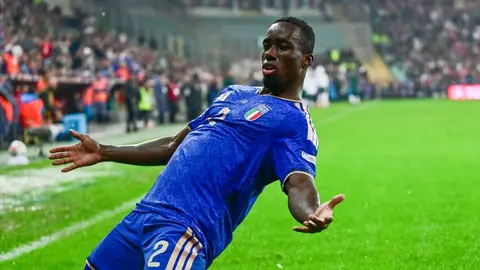 Brentford formasıyla Michael Kayode top sürüyor