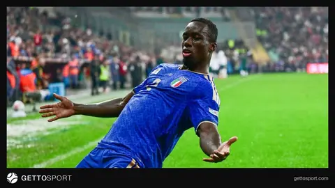 Brentford formasıyla Michael Kayode top sürüyor