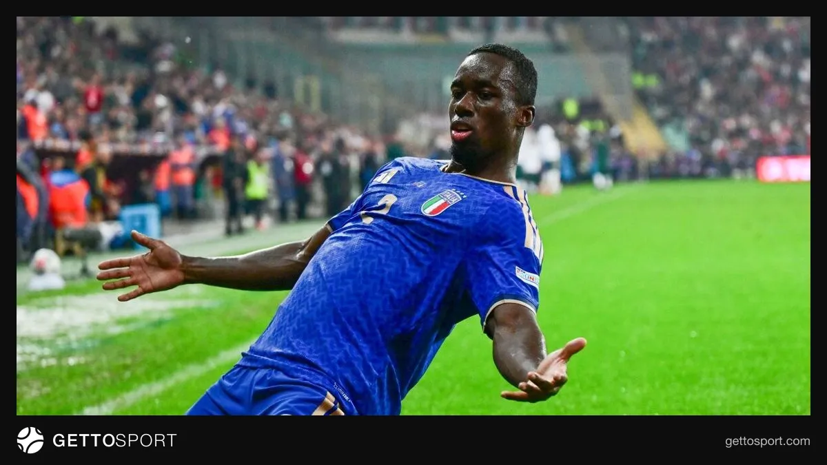 Brentford formasıyla Michael Kayode top sürüyor