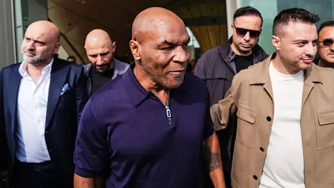 Mike Tyson, İstanbul Havalimanı özel terminali önünde basın mensuplarına konuşurken