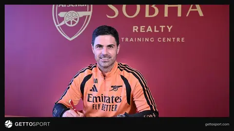 Mikel Arteta Arsenal formasının yanında, klubun loqosu fonunda