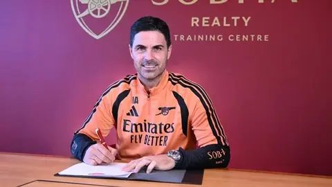 Mikel Arteta Arsenal formasıyla kulüp yetkilileriyle sözleşme imzalarken