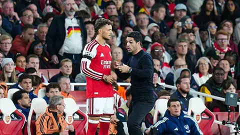 Mikel Arteta danışarkən klub mətbuat konfransında