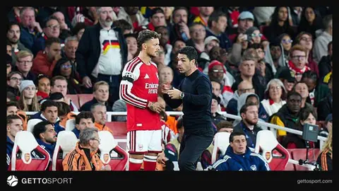 Mikel Arteta danışarkən klub mətbuat konfransında