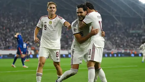 Mikel Merino qələbə qolundan sonra sevinc içində meydanda