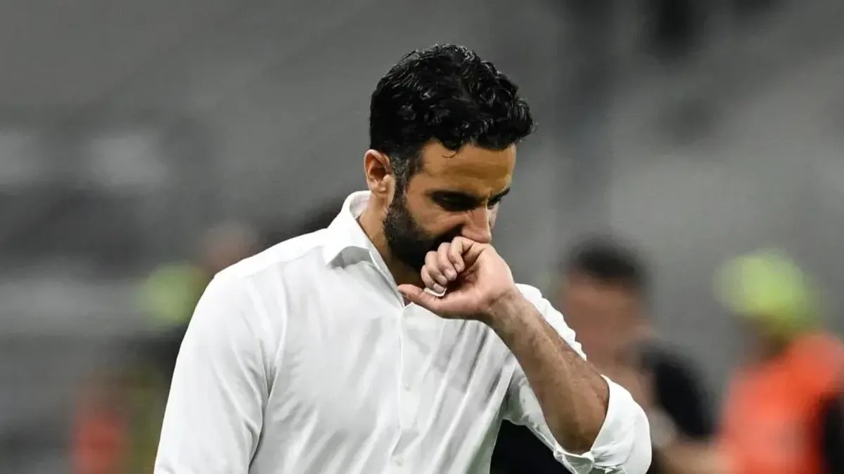 Ruben Amorim və Françesko Kamara arasında müzakirə görüntüsü
