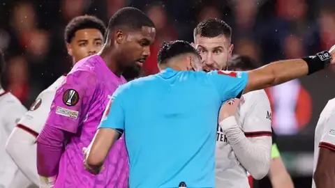 Milan futbolçuları hücumda, Bornmut müdafiəsi qarşısında