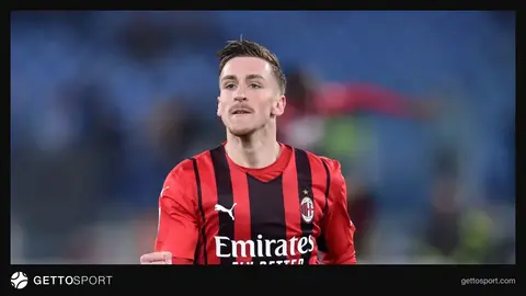 Milan forması geyinmiş futbolçu zədə ilə müayinə olunur