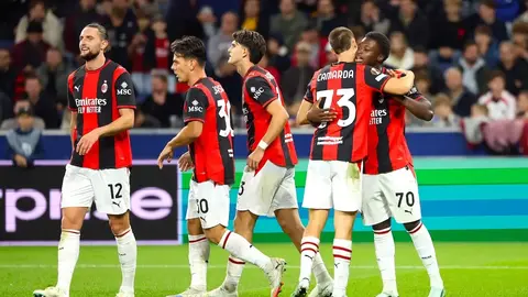 Milan futbolçuları Salzburg stadionunda sevinir