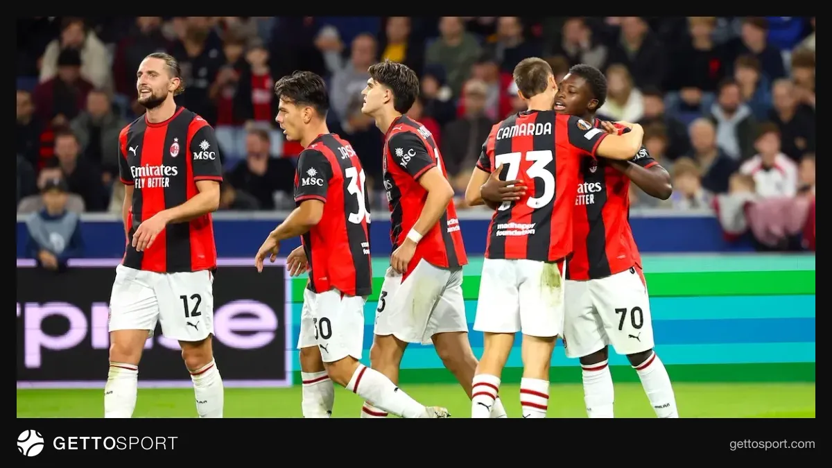 Milan futbolçuları Salzburg stadionunda sevinir