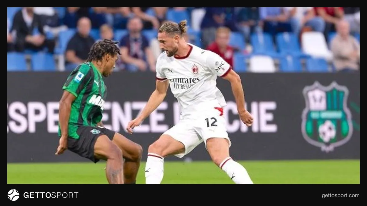 Sassuolo və Milan oyunçuları meydançada top uğrunda mübarizə