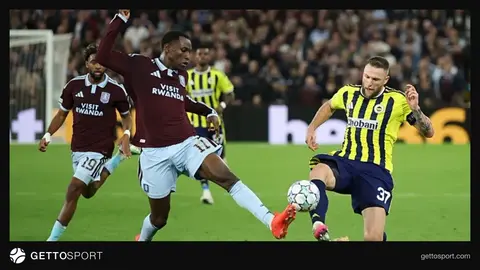 Milan Skriniar Fenerbahçe formasıyla basın açıklaması yaparken