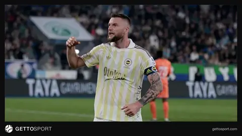 Sarı-lacivert formayla Milan Skriniar maçta mücadele ederken