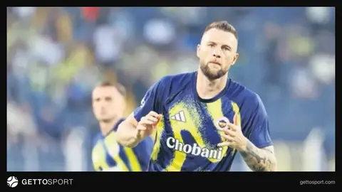 Fenerbahçe formasıyla Milan Skriniar sahada koşarken görüntüsü